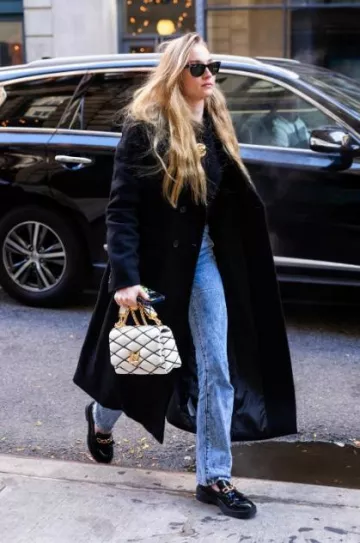 Khaite Le jean Danielle Acid-Wash porté par Sophie Turner à New York le 2 novembre 2023