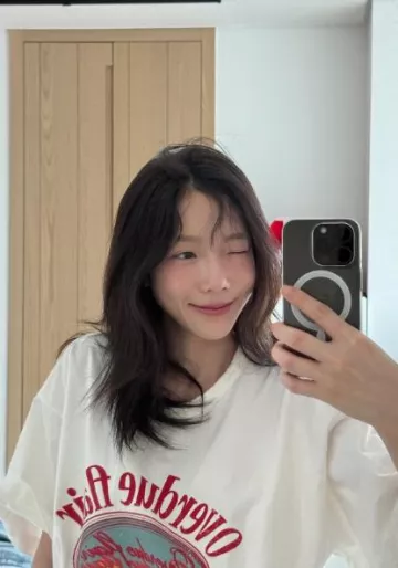 Overdue Flair Overdue Boxy T-Shirt worn by Taeyeon on her Instagram on October 31, 2023