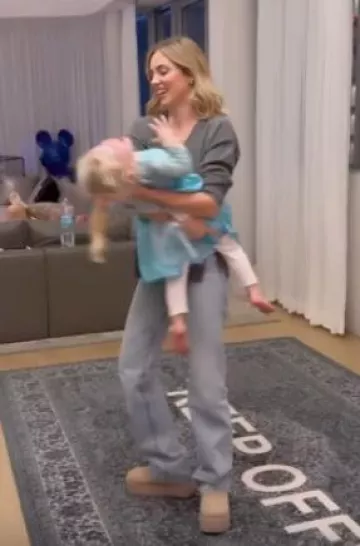 UGG Classic Ultra Mini Platform En Bois Flotté portée par Chiara Ferragni sur sa Story Instagram le 2 novembre 2023