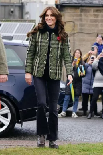 Bottines Chelsea en cuir Reiss Thea en marron portées par Kate Middleton en Écosse le 2 novembre 2023