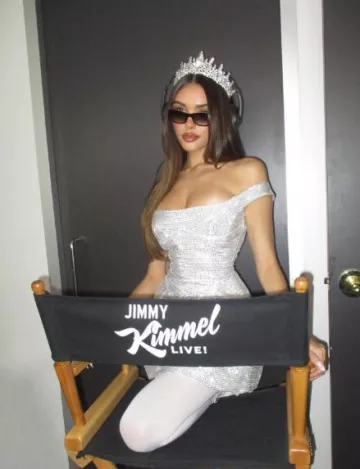 Shein Sparkling Rhinestone Half Circle Crown usada por Madison Beer en su publicación de Instagram el 1 de noviembre de 2023