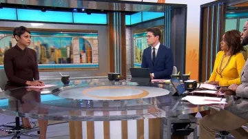 LAUREN Ralph Lauren Robe ceinturée à col montant et à manches longues en jersey extensible en Circuit Brown portée par Jericka Duncan comme on le voit dans CBS Mornings le 1er novembre 2023