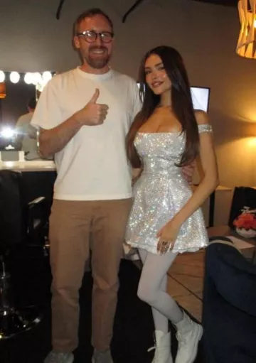 Botas de cuero con cordones de Stuart Weitzman usadas por Madison Beer en su publicación de Instagram el 1 de noviembre de 2023