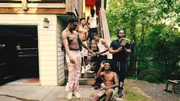 Gafas de sol cuadradas negras de Givenchy usadas por Rob49 en Undertaker [Video oficial]