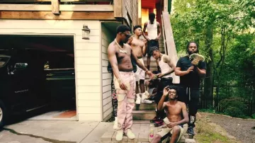 Zapatillas Nike Air Force 1 Low White usadas por Rob49 en Undertaker [Video oficial]