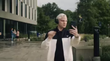 Veste Fred Perry noire et blanche portée par Sam Riordan (Asa Germann) dans les tenues de la série télévisée Gen V (saison 1)