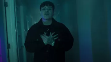 Camiseta negra con el logotipo pequeño de Prada usada por Junior H en Sad Boyz II [Video Oficial]