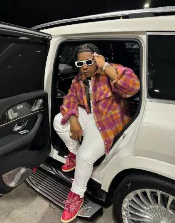 Lanvin Watermelon Pink Curb Sneakers portées par YTB Fatt sur le compte Instagram @ytbfatt