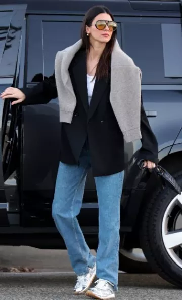 Lunettes de soleil Bottega Veneta Drop Aviator portées par Kendall Jenner à Los Angeles le 30 octobre 2023