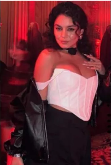 Gargantilla de cinta de roseta de seda azabache Lele Sadoughi usada por Vanessa Hudgens en su historia de Instagram el 30 de octubre de 2023