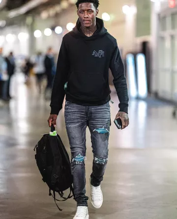 Jeans Amiri Storm Grey & Blue Suede MX1 porté par Sauce Gardner sur le compte Instagram @saucegardner