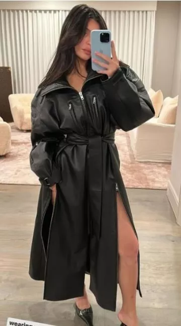 Trench de piel sintética Khy usada por Kylie Jenner en su Instagram el 30 de octubre de 2023