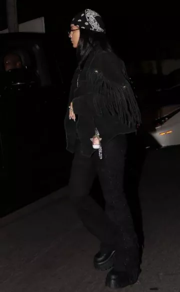 Collar de rosario Etah Love Defying Stars usado por Vanessa Hudgens en la publicación de la fiesta de Halloween el 28 de octubre de 2023