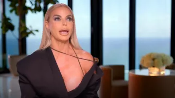 Jacquemus La veste Baska Blazer asymétrique en laine vierge porté par Alexia Echevarria dans The Real Housewives of Miami (S06E01)