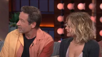 Camisa de manga larga con bloques de color usada por David Duchovny como se ve en The Kelly Clarkson Show el 3 de noviembre de 2023