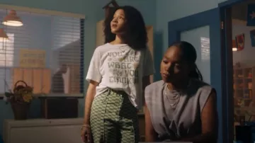 Camiseta American Eagle You Are What You Think usada por Jill Scarlet (Kayla Hutton) como se ve en Robyn Hood (S01E06)