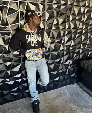 Lanvin Black Glitter Curb Sneakers portées par Sleepy Hallow sur le compte Instagram @_sleepyhallow_