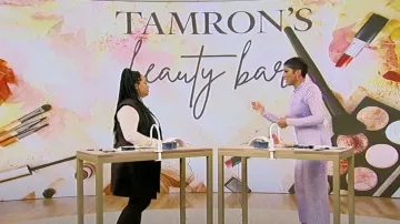 Vestido midi de cuello alto con estampado de contorno de diamantes de imitación usado por Tamron Hall como se ve en Tamron Hall Show el 3 de noviembre de 2023