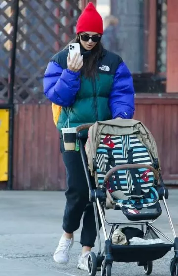 Baskets Stella Mccartney Ultra Boost portées par Emily Ratajkowski dans le post de New York le 3 novembre 2023