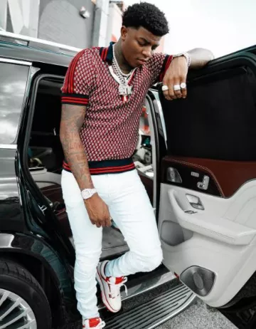 Baskets Amiri MA-1 blanches et rouges portées par Yungeen Ace sur le compte Instagram @yungeenace
