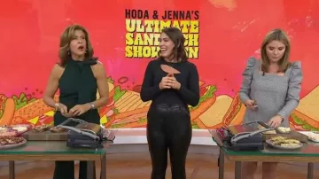 Pantalon Maeve en similicuir à fermeture éclair à la cheville porté par Katie Stilo comme on le voit dans Today with Hoda & Jenna le 3 novembre 2023