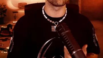 Le t-shirt à logo Spider-Man porté par Squeezie dans sa vidéo YouTube N'acceptez pas son invitation... (Thread Horreur Halloween)