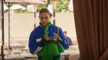 Sac à bandoulière Sinbono Vienna à poignée supérieure porté par Amanza Smith comme on le voit dans Selling Sunset (S07E02)