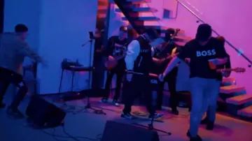 Baskets Louis Vuitton Noir Gris Blanc 'LV Trainer' portées par Jesus Ortiz en Antidoto par Oscar Maydon x Fuerza Regida [Vidéo officielle]