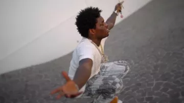 Amiri Wes Lang a peint un jean Indigo Sketch porté par Kodak Black dans Eaze Your Mind [Clip officiel]