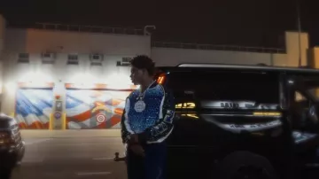 Chaqueta bomber de lentejuelas azul y blanco de Dries Van Noten usada por Kodak Black en Eaze Your Mind [Video musical oficial]