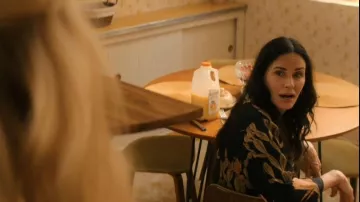 Kimono Carine de la Toussaint porté par Patricia 'Pat' Phelps (Courteney Cox) dans Shining Vale (S02E04)