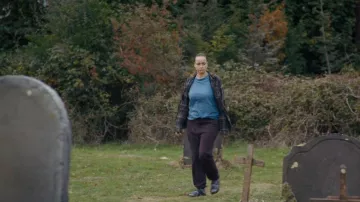 Birkenstock Arizona usado por Jack Brooks (Samantha Morton) como se ve en The Burning Girls (T01E03)