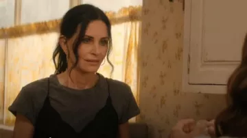 Robe Zadig & Voltaire Risty portée par Patricia 'Pat' Phelps (Courteney Cox) dans Shining Vale (S02E03)