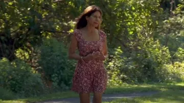 Vestido de Olencia de la Reforma en Niña de las Flores usado por Theresa Nist como se ve en El Soltero de Oro (S01E06)