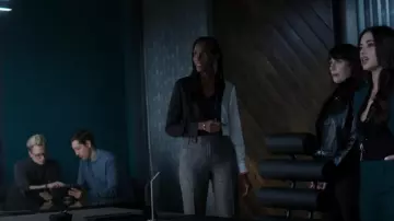 Alice + Olivia Willa Combo Top usado por Aleesha (Zainab Johnson) como se ve en Upload (S03E05)
