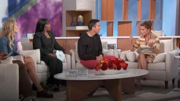 Robe Simkhai Solana portée par Natalie Morales comme on le voit dans The Talk le 28 octobre 2023