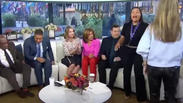 Falda cruzada de mezclilla plisada deshilachada de Jean Paul Gaultier usada por Savannah Guthrie como se ve en Today el 6 de noviembre de 2023