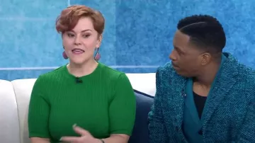 Vince Elbow Sleeve Crew Tee In Emerald worn by Jennifer Hartstein as seen in Today on November 6, 2023