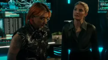 Chemisier sans manches en soie Teya de Burberry Seaport, porté par Ian Wright (Mason Alexander Park) comme on le voit dans Quantum Leap (S02E05)