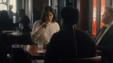 Chemise Helek Club Monaco pour femme portée par Crystal (Morgan Holmstrom) vue dans SkyMed (S02E06)