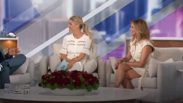 Vestido largo con botones con inserción de encaje Reformation Woodson usado por Amanda Kloots como se vio en The Talk el 19 de octubre de 2023