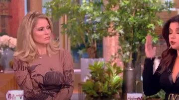 Jason Wu Robe mi-longue en crêpe plissé à imprimé floral portée par Sara Haines dans The View le 6 novembre 2023