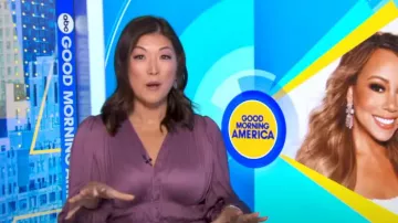 Blusa frontal con botones plisados de aire actual usada por Juju Chang como se ve en Good Morning America el 6 de noviembre de 2023