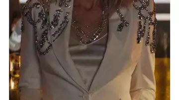 Blazer en satin métallisé orné porté par Liza Drake (Emily Blunt) comme on le voit dans le film Pain Hustlers