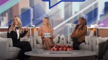 Vestido Baxley de la Reforma usado por Amanda Kloots como se ve en The Talk el 6 de noviembre de 2023