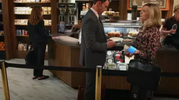 Altuzarra Jupe en cuir à œillets sur le devant portée par Amy Quinn (Lindsey Gort) comme on le voit dans All Rise (S03E18)