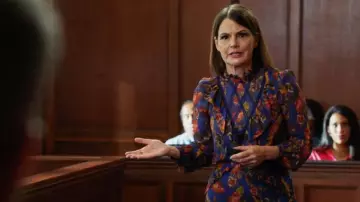 Robe Saloni Isa E en pivoine antique portée par Maggie Palmer (Suzanne Cryer) comme on le voit dans All Rise (S03E18)