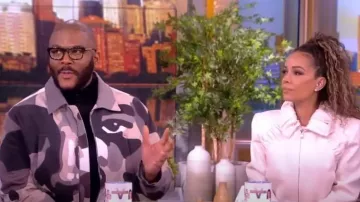 Louis Vuitton Camouflage Monogram Denim Blended Fabrics porté par Tyler Perry comme on le voit dans The View le 7 novembre 2023
