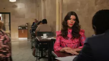 Mini-robe en soie imprimée à volants Sindiso Khumalo Swati portée par Maggie Palmer (Suzanne Cryer) dans All Rise (S03E18)