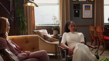 Proenza Schouler Vestido largo de punto con flecos texturizados usado por Lola Carmichael (Simone Missick) como se ve en All Rise (T03E18)